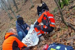 Złamała nogę na szlaku. 60-latkę na górskim szlaku odnaleźli policjanci - foto
