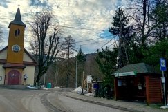 Wyrzucił seniorkę z autobusu na mróz. W tym czasie rozmawiał w pojeździe z młodszą kobietą