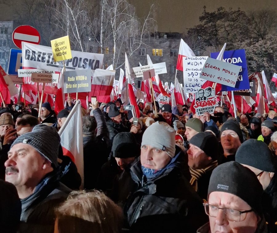 Wielki marsz w Warszawie. Pojechały autobusy sympatyków PiS z Bielska-Białej i regionu - foto
