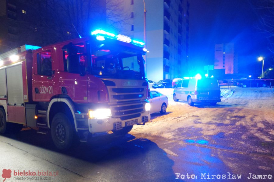 Nocna akcja służb na osiedlu. Desperat groził, że skoczy z wieżowca - foto