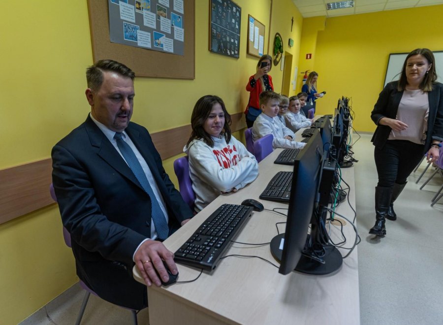 Bielska szkoła ma nowoczesne pracownie. Komputery osobiście testował prezydent - foto