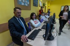 Bielska szkoła ma nowoczesne pracownie. Komputery osobiście testował prezydent - foto