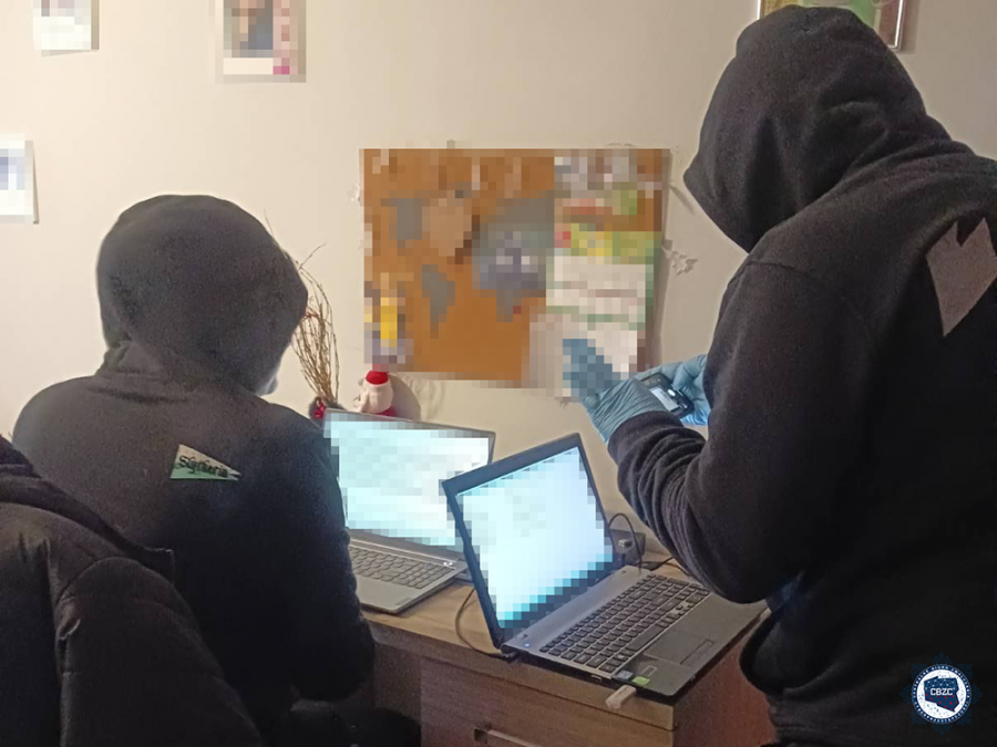 Pokrzywdzone złożyły zawiadomienia. Policjanci specjalnej formacji na tropie hejtera