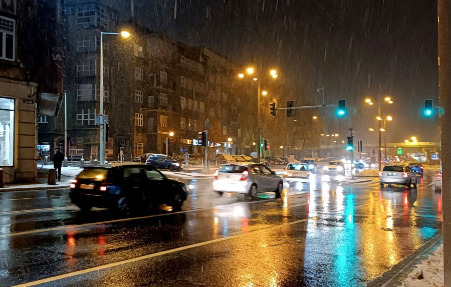 Wystąpią zamarzające opady. Uwaga na oblodzone ulice i chodniki