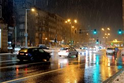 Wystąpią zamarzające opady. Uwaga na oblodzone ulice i chodniki