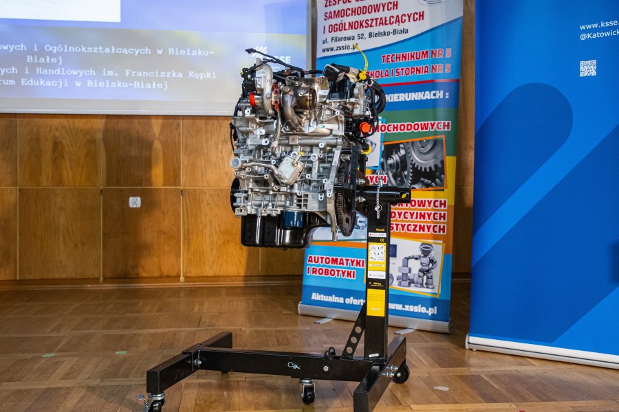 Innowacyjny projekt w bielskich szkołach. Likwidowany zakład przekazał silnik - foto