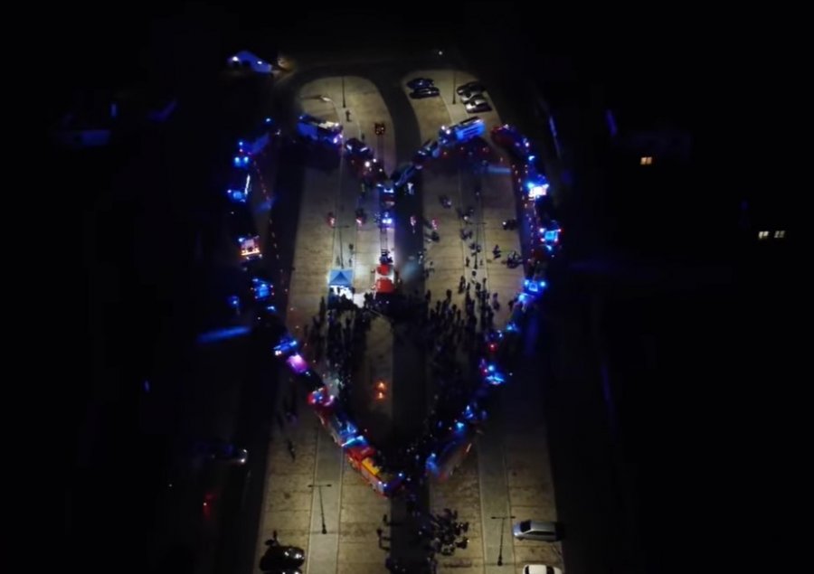 Ustawili wielkie serce... z wozów strażackich. Finał uświetnił pokaz fireshow - film