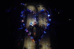 Ustawili wielkie serce... z wozów strażackich. Finał uświetnił pokaz fireshow - film