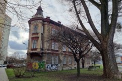 Osamotniona pośród blokowiska. Przetrwała wyburzenia, teraz szuka nowego gospodarza