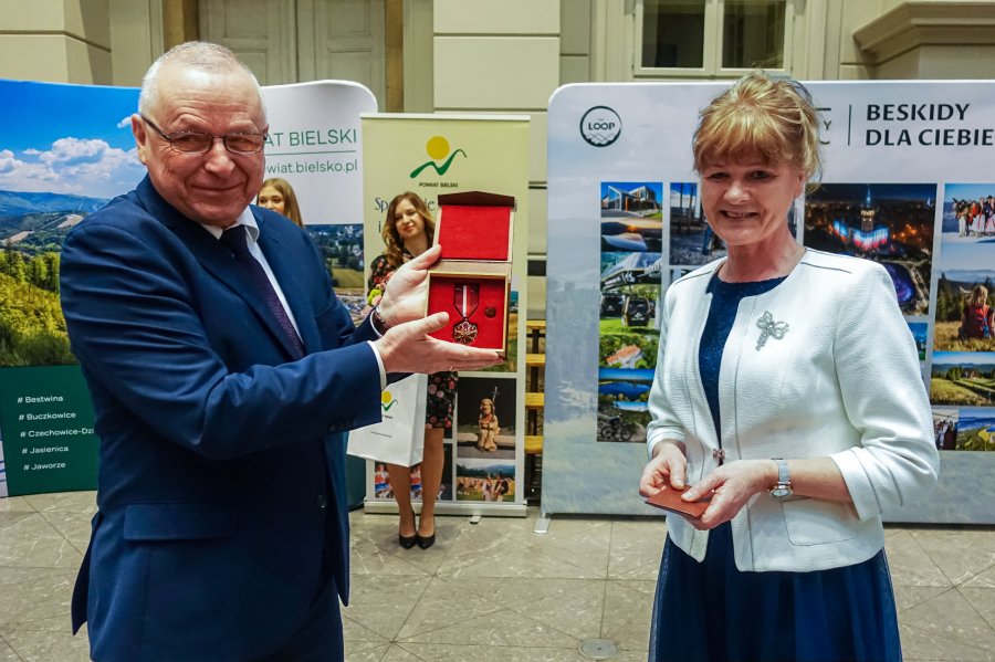 Piękna uroczystość na zamku. Ministerialny medal dla założycielki bielskiego chóru - foto