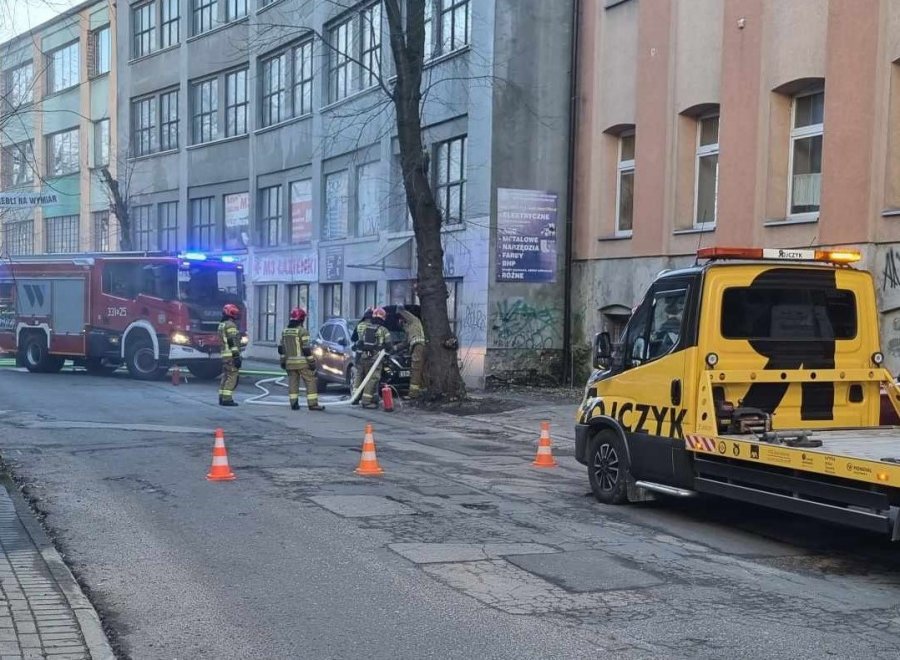 Pożar samochodu w centrum. W trakcie jazdy poczuła spaleniznę - foto