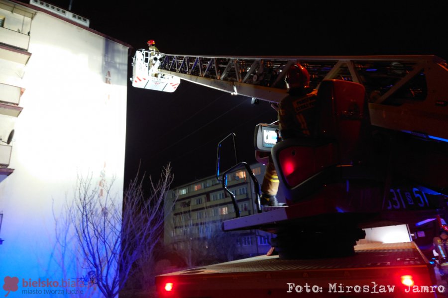 Nocna akcja na bielskim osiedlu. Pomoc nadeszła w ostatniej chwili - foto