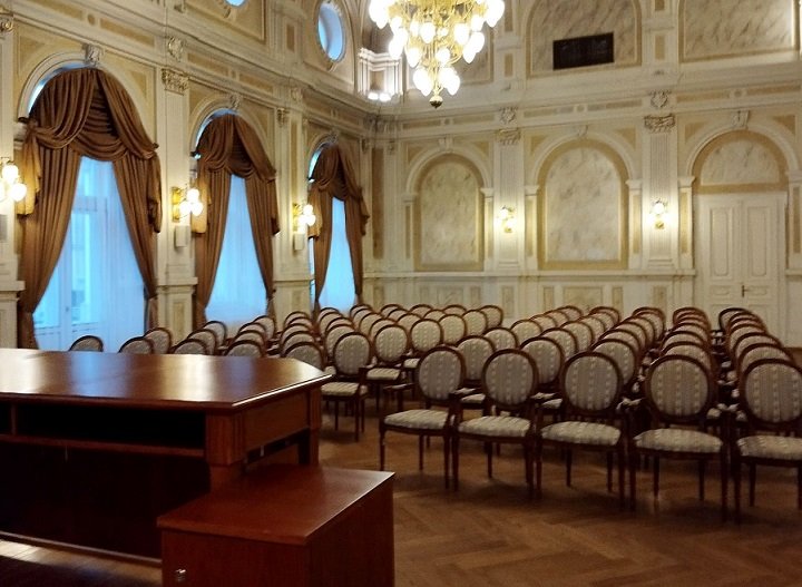 Mówili do (prawie) pustej sali. Znikome zainteresowanie bardzo ważnym planem