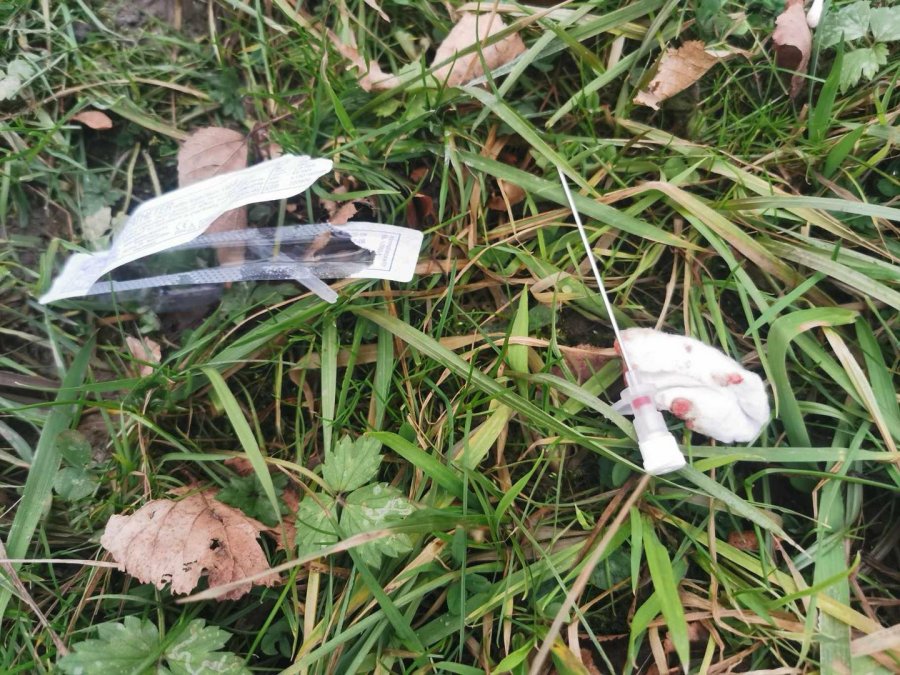 Zużyta igła i zakrwawiony gazik. Policjanci usunęli niebezpieczeństwo - foto
