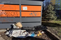 Zamykana altana to nie problem, śmieci wyrzucają prosto z busa. To jest już prawdziwa plaga
