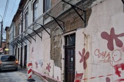 Tynk sypie się na ulicę. Budynku nie można rozebrać, bo jest zabytkiem - foto