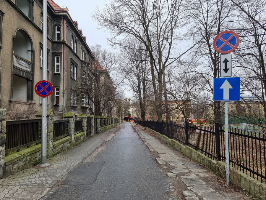 Spór wzdłuż wąskiej uliczki. Jedni chcą utworzenia płatnej strefy, drudzy zakazu