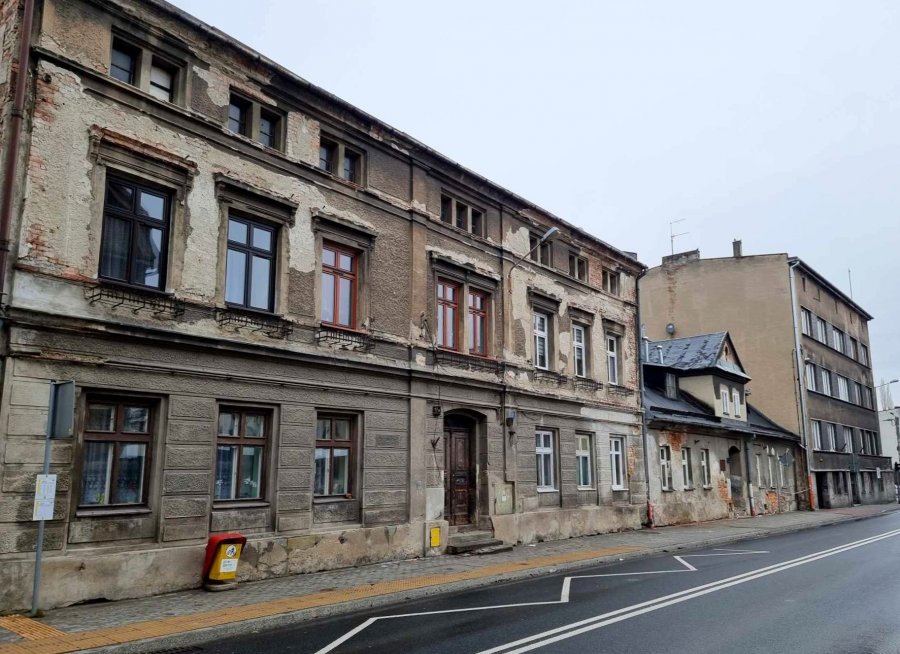 Kolejne sypiące się kamienice w centrum miasta. Strażacy zbijali tynk bosakiem - foto