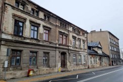 Kolejne sypiące się kamienice w centrum miasta. Strażacy zbijali tynk bosakiem - foto