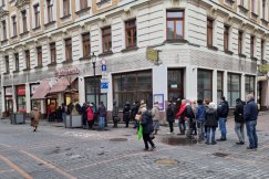 Pączkowy zawrót głowy. Od rana gigantyczne kolejki w centrum miasta - foto