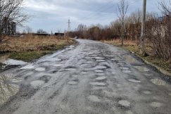 Droga jak szwajcarski ser. Na asfalt na razie nie mają co liczyć, bo wkrótce ruszy kolejna budowa