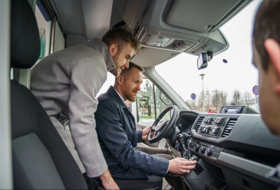 Uniwersytet otrzymał karetkę. Podpisano list o współpracy badawczo-rozwojowej - foto