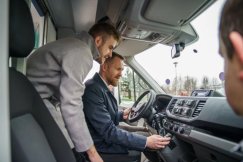 Uniwersytet otrzymał karetkę. Podpisano list o współpracy badawczo-rozwojowej - foto