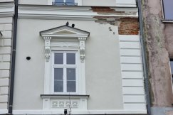 Z odnowionego ratusza odpadł tynk. Ustalono winnego uszkodzenia elewacji - foto