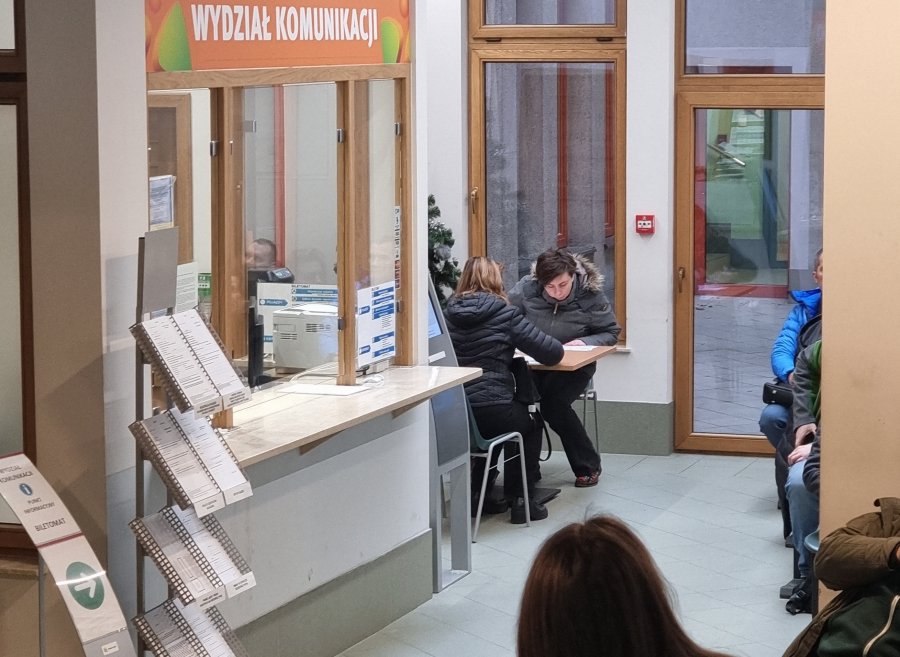 Kolejki do kolejki. Rezerwacja miejsc w Wydziale Komunikacji to wyścig z czasem - foto