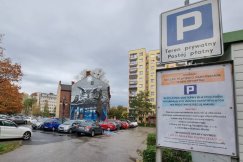 Nie chcieli płacić w czynszu za parking. Ich goście także nie mogą zaparkować - foto