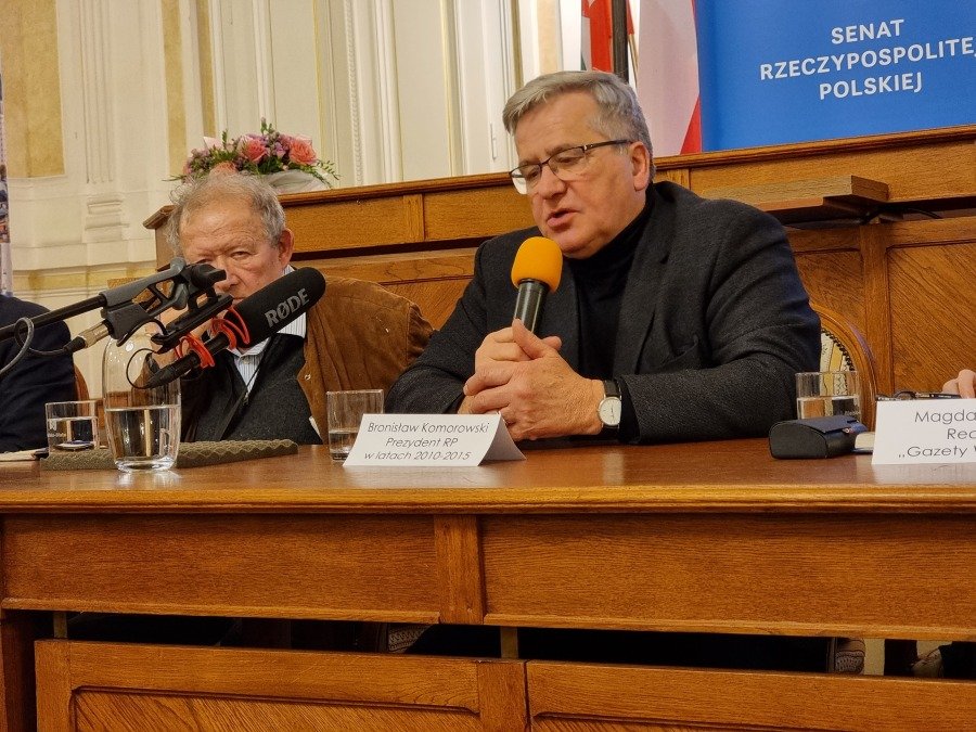 Niestosowny żart i żywa debata, w której Senatu było niewiele. Awanturnika uspokajał prezydent