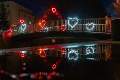 Mostek czeka na zakochanych. Wieczorem odbędzie się uliczny spektakl „Światła”