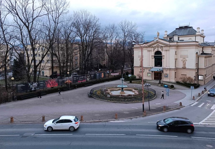 Dwumetrowy pomnik przed teatrem. Zgodę będą musieli wyrazić radni - foto