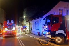 Nocny pożar kamienicy. Uratowali życie nieprzytomnego mężczyzny - foto