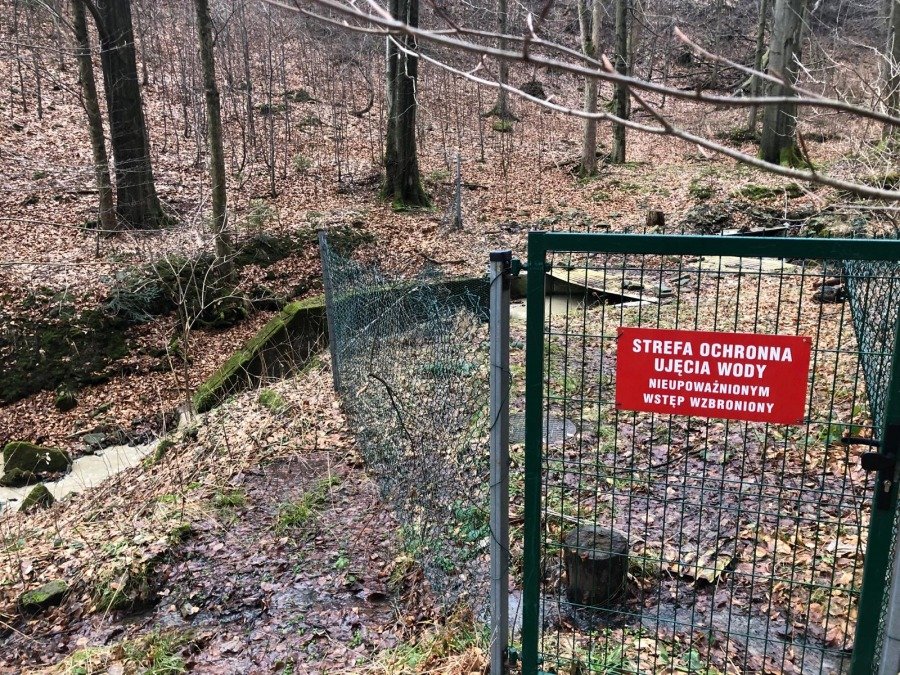 Zanieczyszczony potok i ujęcie wody. Właściciel odpowiada, że hotel korzysta z niego nielegalnie