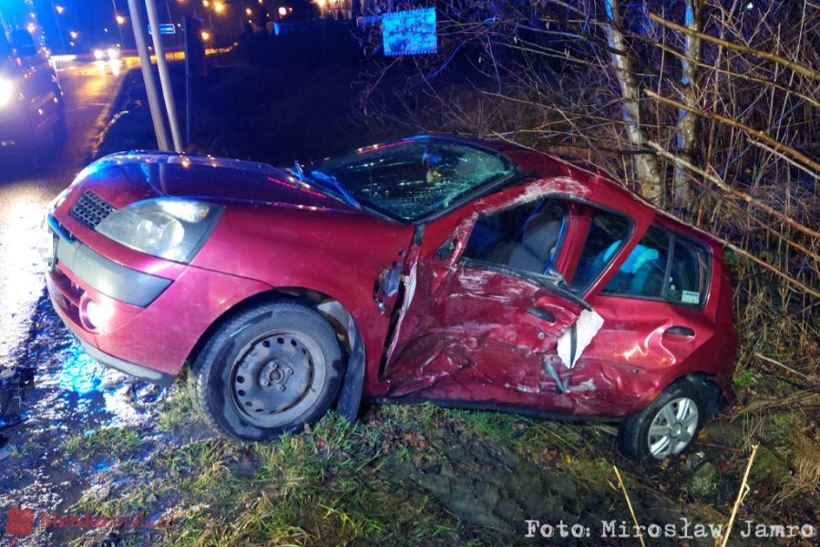 Zderzenie autobusu z osobówką. Strażacy przygotowali narzędzia hydrauliczne - foto