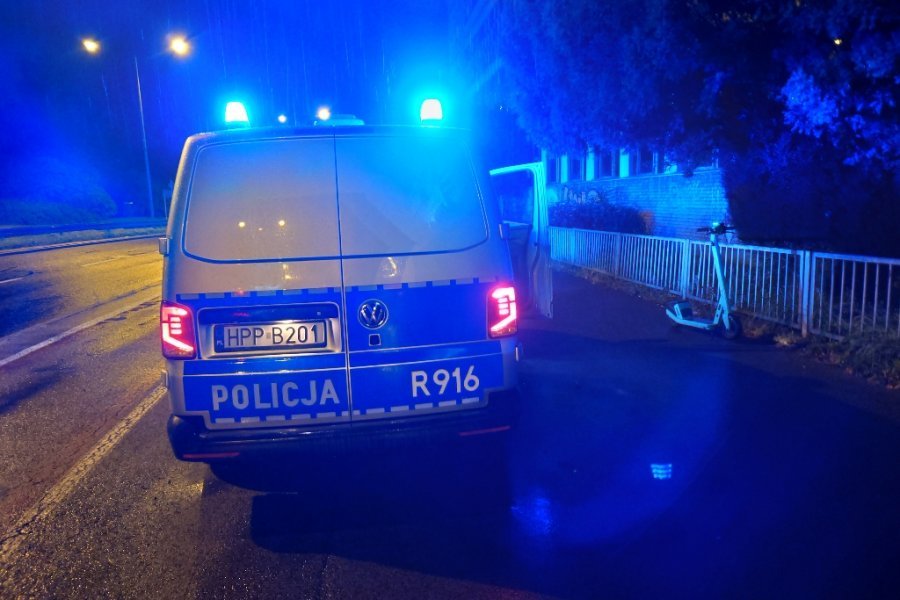 Kradzionym autem wpadli do rowu. Zaatakowali komendanta, który chciał pomóc