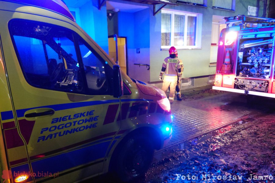 Pożar w mieszkaniu w bloku. Od świeczki zapalił się stos gazet - foto