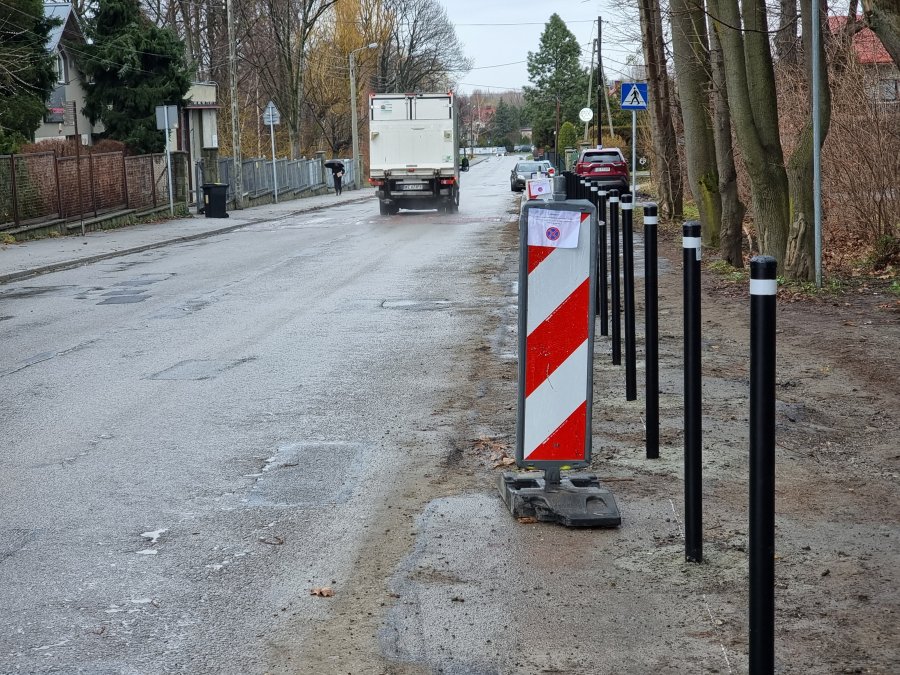 Mieszkańcy wściekli, bo nie mogą parkować przed przychodnią. MZD zmienia zdanie - foto