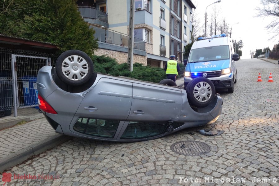 Uderzyła w zaparkowane auto i... wylądowała na dachu. Drogę przebiegł jej kot - foto