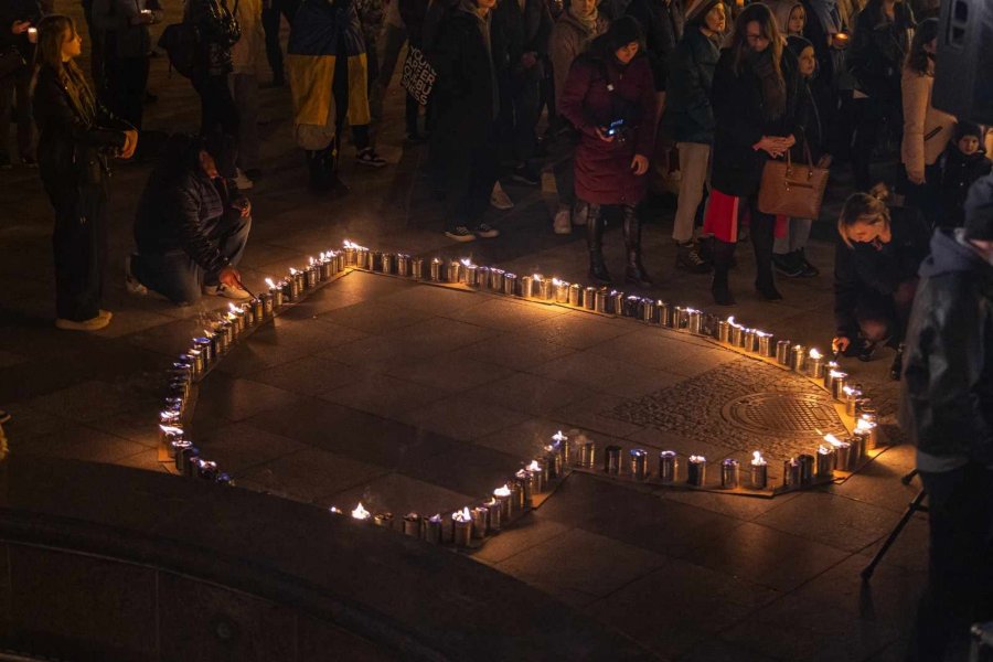 Ułożyli wielkie serce ze świec. Kilkaset osób modliło się na placu Chrobrego - foto