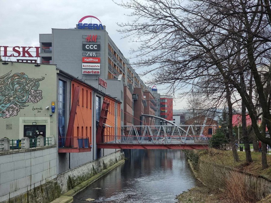 Spadł do koryta rzeki w centrum. Mężczyznę ze złamaną nogą wyciągnęli strażacy - foto