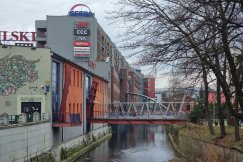Spadł do koryta rzeki w centrum. Mężczyznę ze złamaną nogą wyciągnęli strażacy - foto
