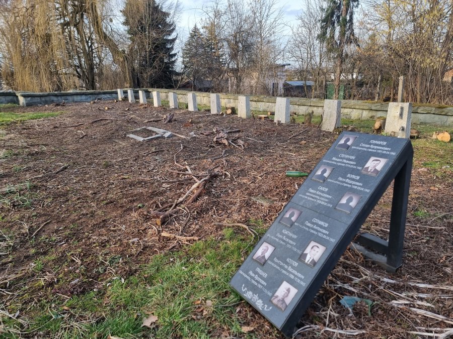 Prace porządkowe na cmentarzu żołnierzy radzieckich. Czy to dobry moment? - foto