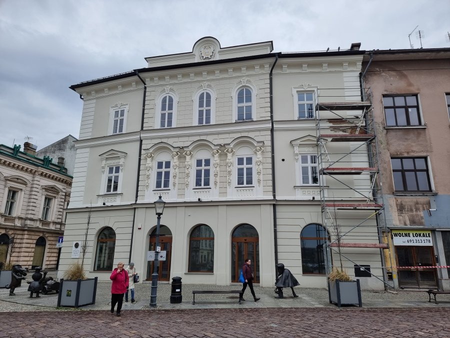 Nie gwarancja, a ubezpieczenie. Naprawiają odpadający tynk z dawnego ratusza - foto