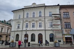 Nie gwarancja, a ubezpieczenie. Naprawiają odpadający tynk z dawnego ratusza - foto