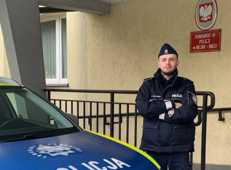 Na środku skrzyżowania zasłabł za kierownicą. Dzielnicowy udzielił mu pomocy - foto