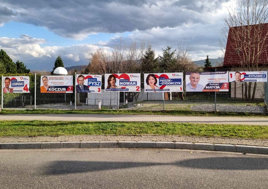 Awantura o banery na płotach i barierkach. Nie wszystkie wiszą nielegalnie - foto