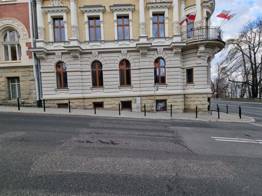 Z przejściem źle, bez - też niedobrze. Z dyskoteki w ciemnościach wprost na ulicę - foto