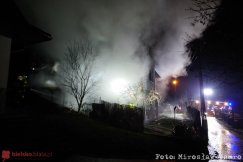 Pożar budynku w Szczyrku. Dziewięć zastępów prowadziło trudną akcję gaśniczą - foto